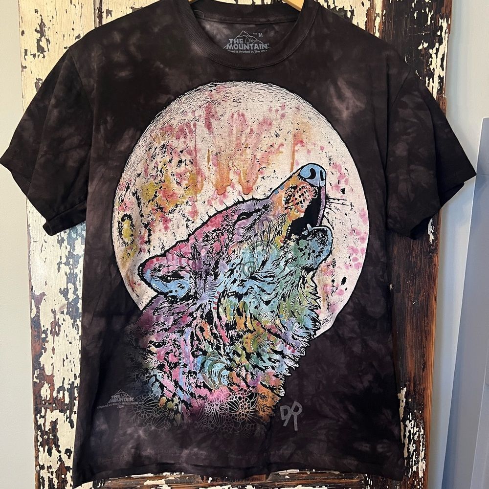 The Mountain howling wolf distressed mineral wash unisex tshirt T. Size M